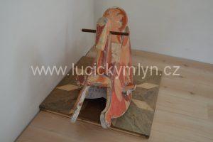 Starožitný houpací koník s krásným a veselým původním nátěrem