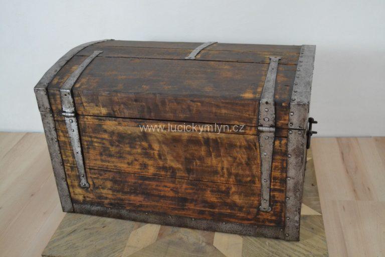 Starý cestovní, zámečnicky okovaný kufr