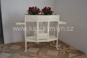Měšťanský starožitný květinový stolek z období vrcholné secese