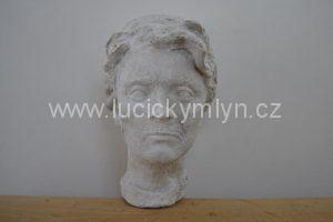 Sádrová hlava ženy - sochařská ateliérová studie