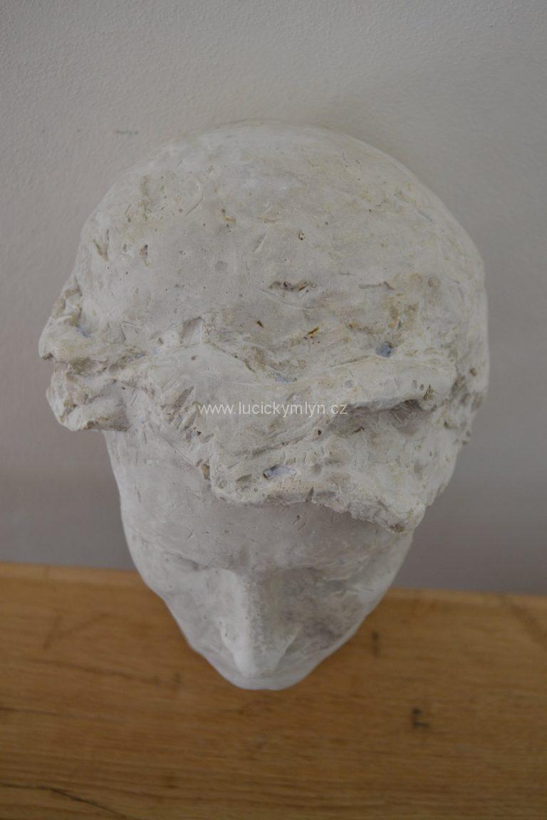 Sádrová hlava ženy - sochařská ateliérová studie