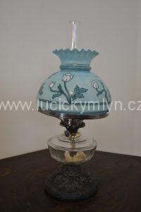 Petrolejová lampa s bledě modrým malovaným stínidlem