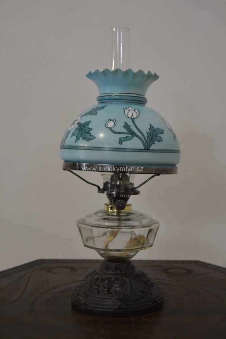 Petrolejová lampa s bledě modrým malovaným stínidlem