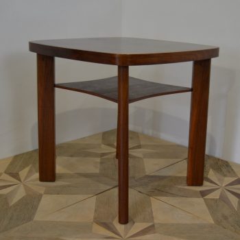 Oblíbený čtvercový konferenční stolek se zakulacenými rohy ve stylu Art-deco
