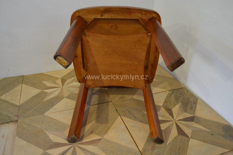 Oblíbený čtvercový konferenční stolek se zakulacenými rohy ve stylu Art-deco