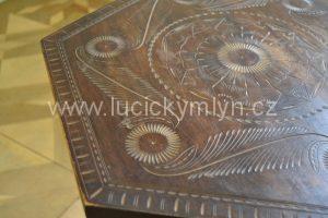 Starožitný stolek s šestiúhelníkovou vyřezávanou deskou