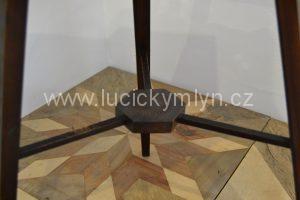 Starožitný stolek s šestiúhelníkovou vyřezávanou deskou