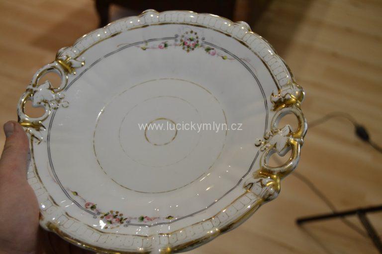 Krásný porcelánový talíř z období biedermeieru