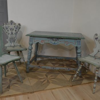 Úžasný malovaný stůl se třemi osobitými židlemi