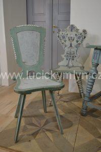Úžasný malovaný stůl se třemi osobitými židlemi