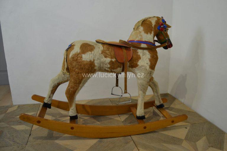 Velký starožitný houpací koník