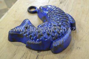 Modrá litinová pečící forma ve tvaru ryby