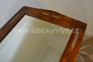 Vkusné secesní zrcadlo z mořeného masivního dřeva