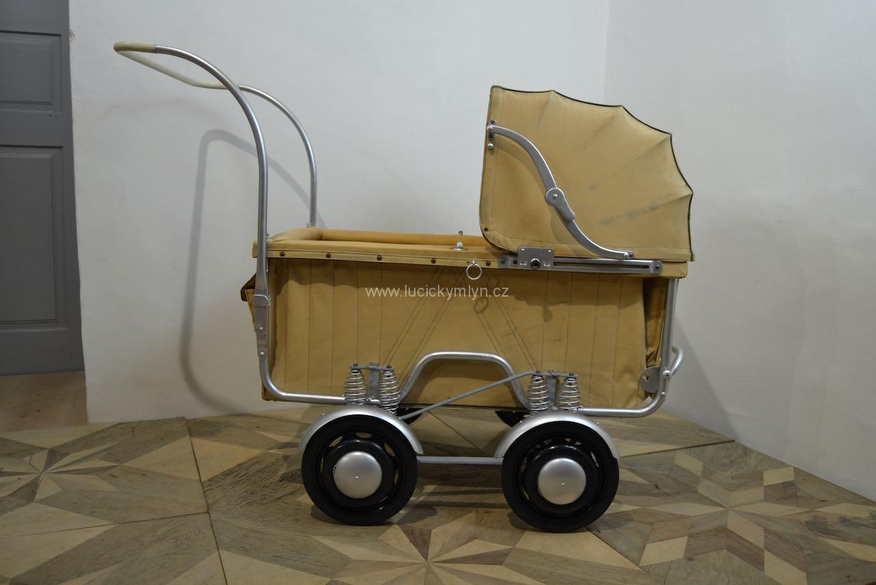 Poválečný kočárek osmipérák Poválečný kočárek osmipérák