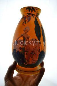 Osobitá váza ze žlutě podjímaného skla