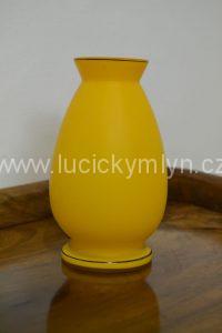 Osobitá váza ze žlutě podjímaného skla