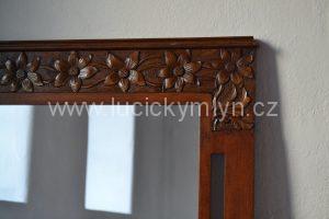Secesní zrcadlo v řezaném rámu s kachličkami