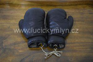 Starožitnost ze sportovního prostředí - zachovalé boxerské rukavice