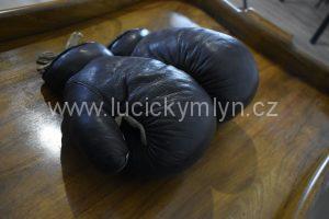 Starožitnost ze sportovního prostředí - zachovalé boxerské rukavice