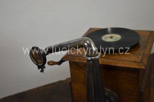 Sběratelská kuriozita - starožitný francouzský gramofon