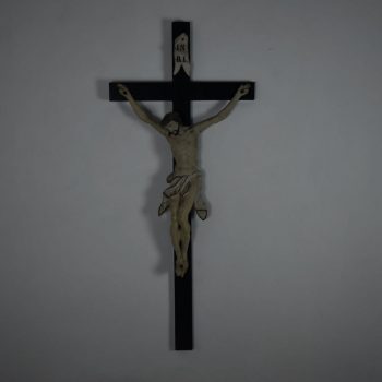 Starožitný Kristus na kříži, kvalitnější polychromovaná dřevořezba z poloviny 19.století
