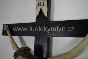 Starožitný Kristus na kříži, kvalitnější polychromovaná dřevořezba z poloviny 19.století