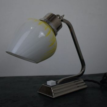 Menší designová retro lampička