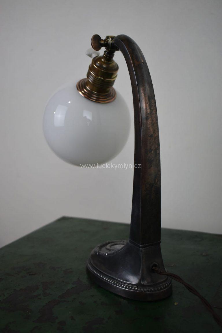 Secesní cínová lampička, jenž se může používat i jako nástěnná