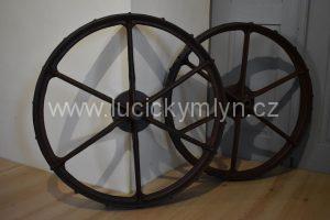 Velká šesti-paprsková kola z lité oceli