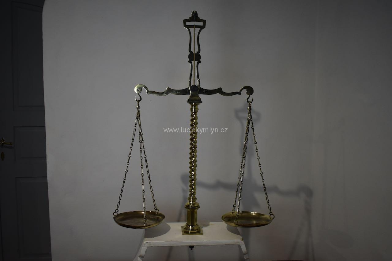 Starožitné reprezentativní obchodní váhy do 10 kg v doznívajícím barokním stylu Starožitné reprezentativní obchodní váhy do 10 kg v doznívajícím barokním stylu