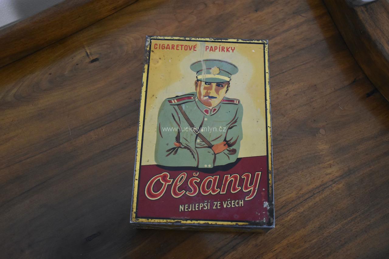 Originální prvorepubliková sběratelská plechovka - cigaretové papírky Olšany Originální prvorepubliková sběratelská plechovka - cigaretové papírky Olšany