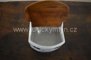 Starožitná závěsná dóza na sůl s oblíbeným motivem rokokových postaviček