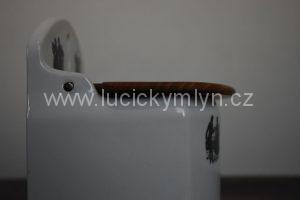 Starožitná závěsná dóza na sůl s oblíbeným motivem rokokových postaviček