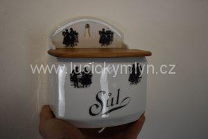 Starožitná závěsná dóza na sůl s oblíbeným motivem rokokových postaviček