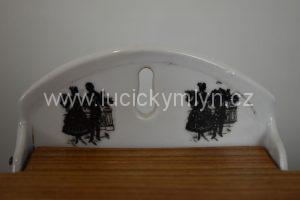 Starožitná závěsná dóza na sůl s oblíbeným motivem rokokových postaviček