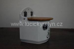 Starožitná závěsná dóza na sůl s oblíbeným motivem rokokových postaviček