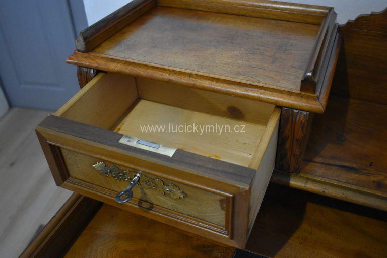 Starožitný psací stůl v renesančním stylu