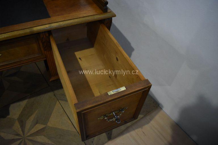 Starožitný psací stůl v renesančním stylu