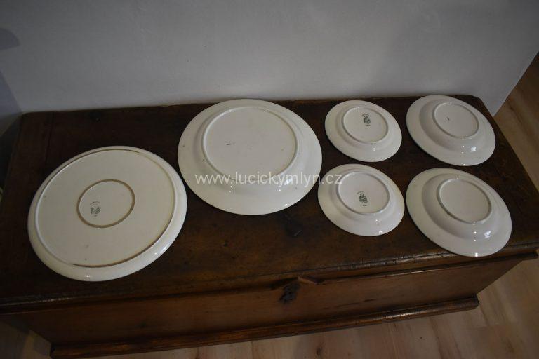 Kolekce starožitných servírovacích talířů