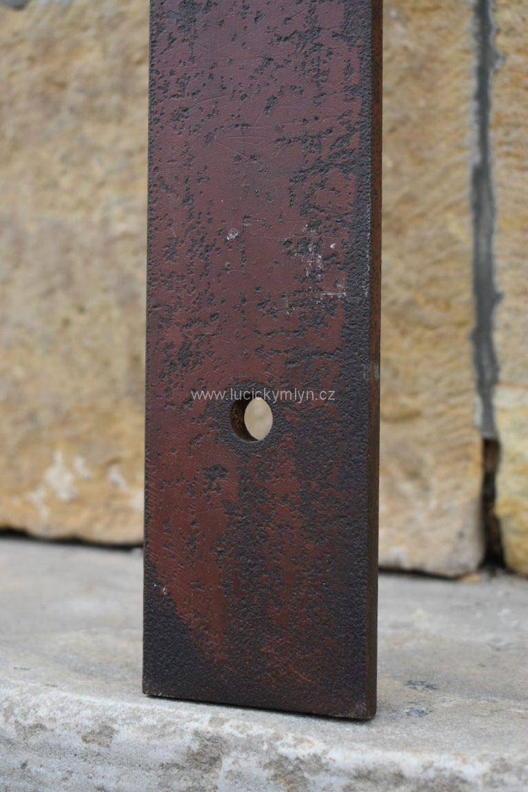 Sedadlo ze silného lisovaného ocelového plechu