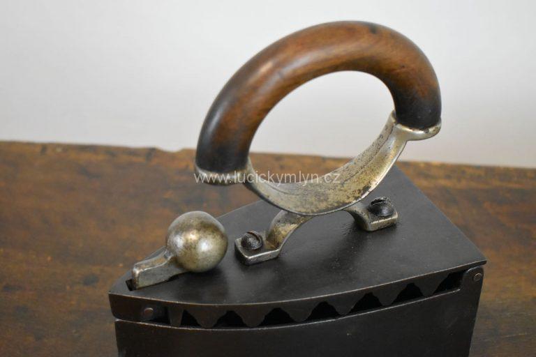 Starožitná žehlička zvaná parník s vysokým obloukovým držadlem