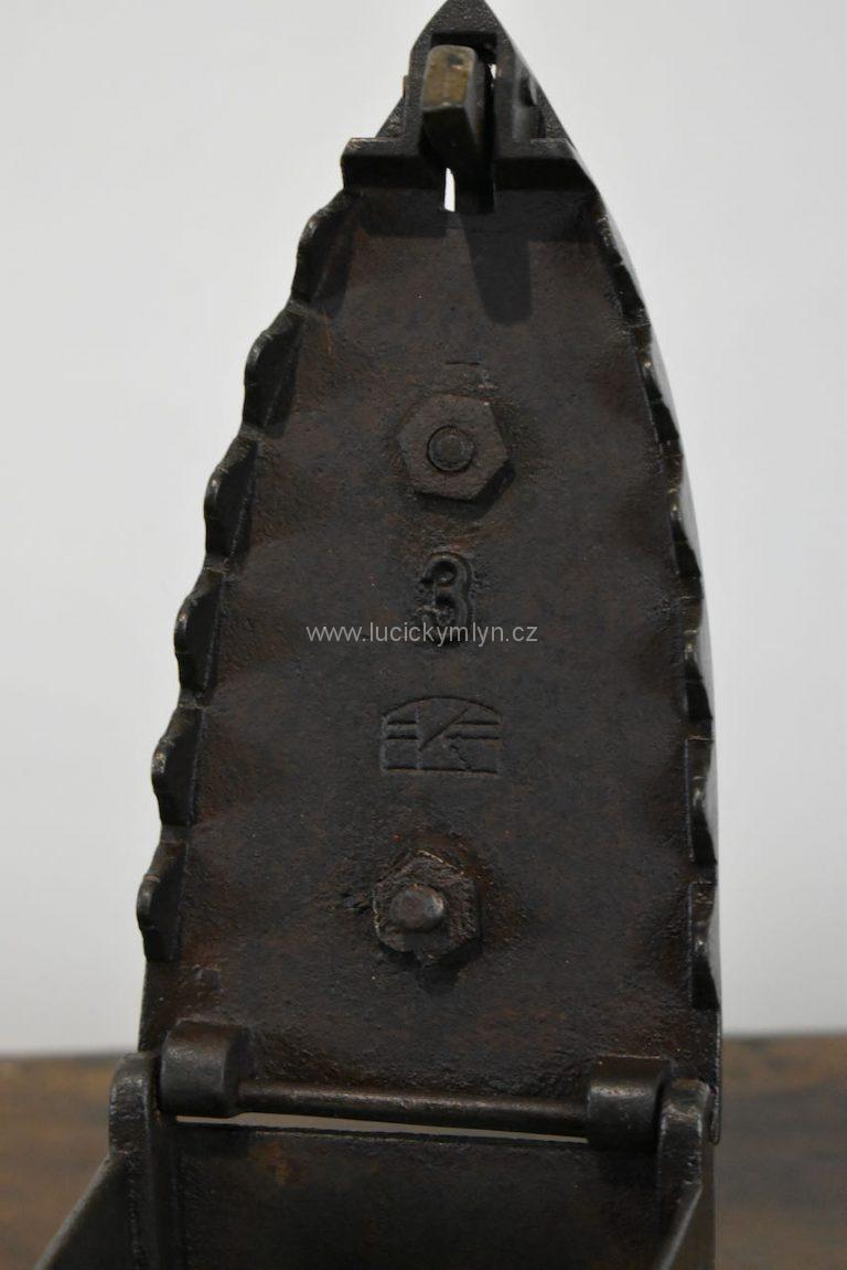 Starožitná žehlička zvaná parník s vysokým obloukovým držadlem