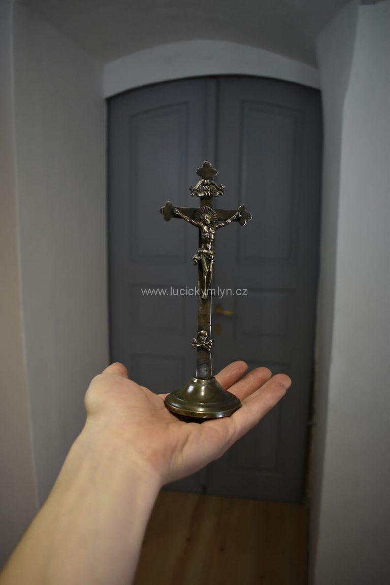 Malý starožitný krucifix