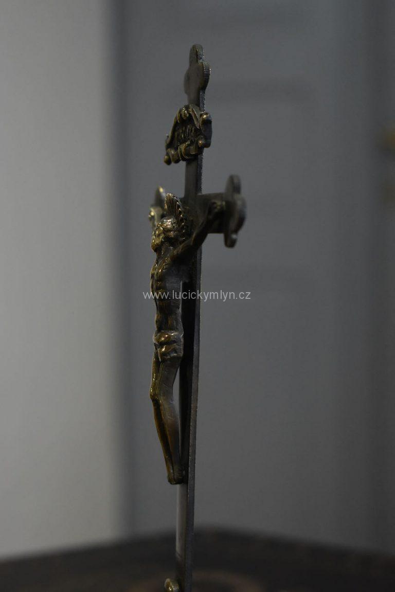 Malý starožitný krucifix