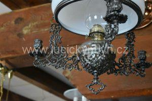 Starožitná závěsná, olejová lampa v honosném neorokokovém stylu