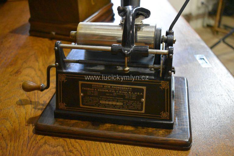 Starožitný Edisonův phonograph