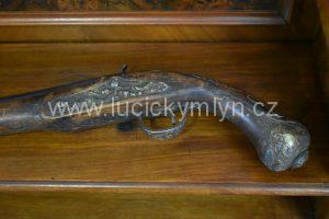 Kvalitnější dobová replika balkánské křesadlové pistole