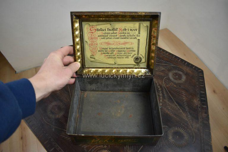 Starožitná sběratelská plechovka „Stiskací knoflíky Koh-i-noor“