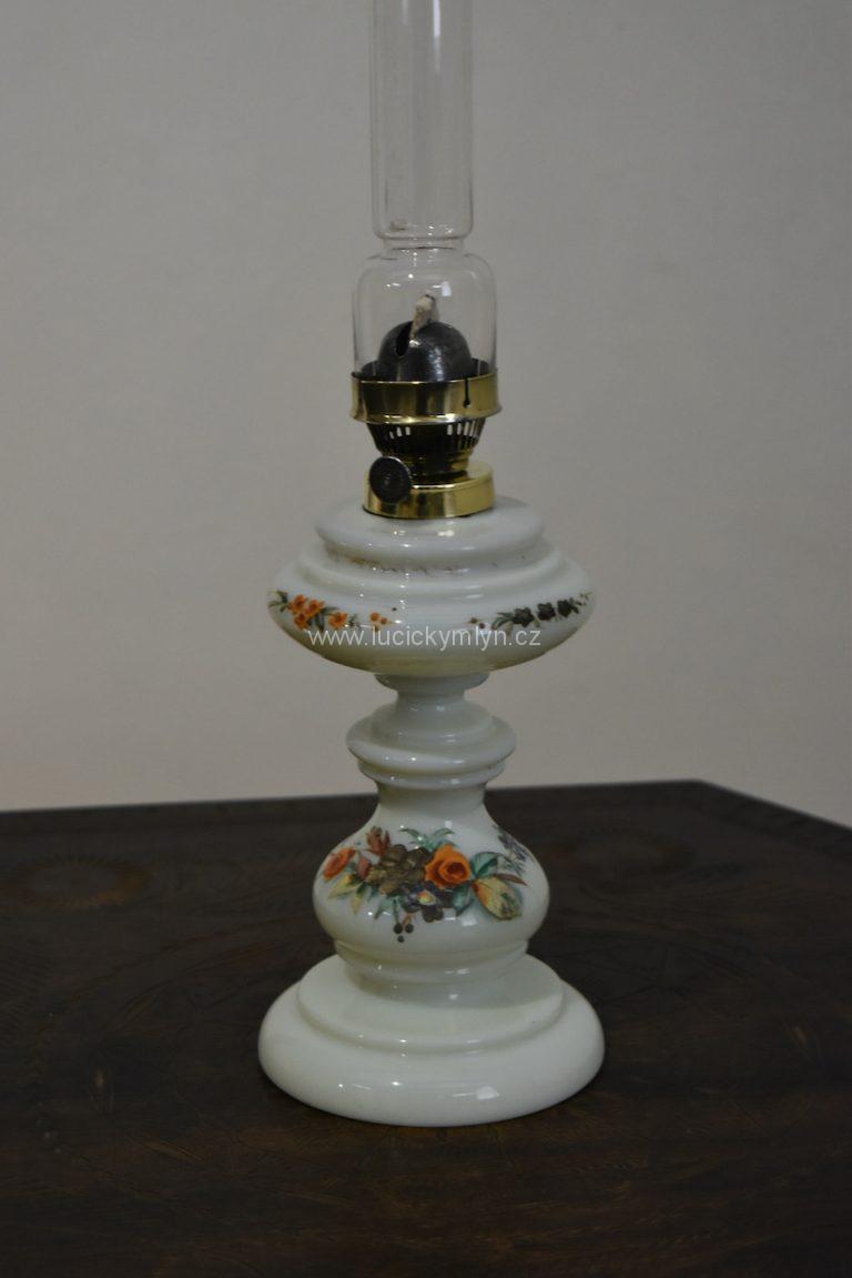 Menší starožitná lampa vyrobená okolo r. 1870 z ručně foukaného a malovaného skla