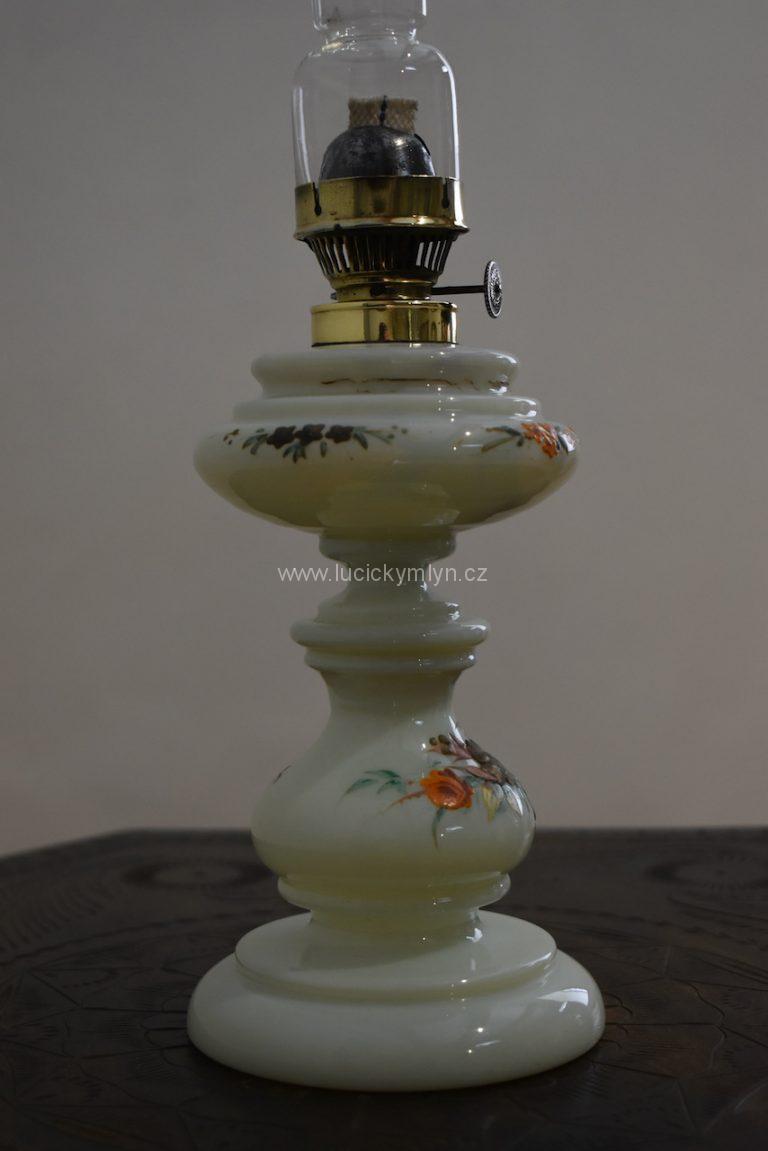 Menší starožitná lampa vyrobená okolo r. 1870 z ručně foukaného a malovaného skla